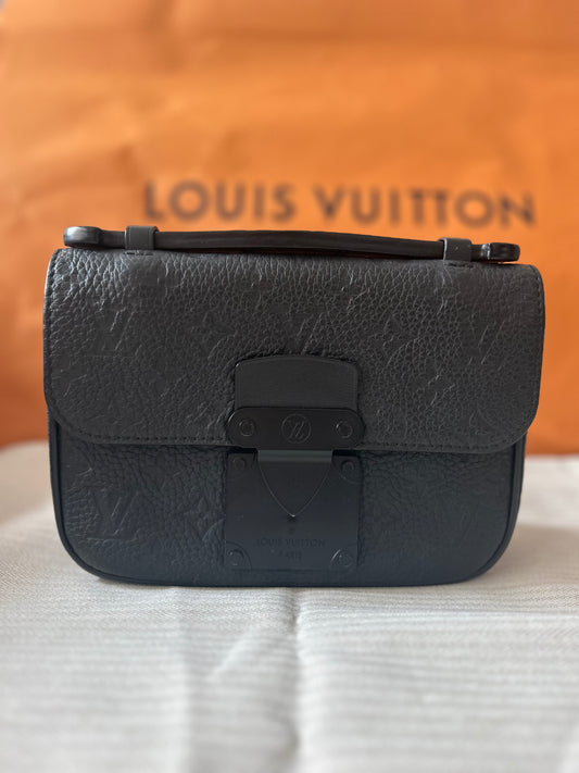 Louis Vuitton M58489
S Lock Messenger Bag Mens Black Used in Good Condition