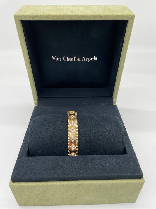 VCA Perlee Clovers Bracelet 18K Yellow Gold Diamond VCARO3YB00 
With Original Box and Certificate