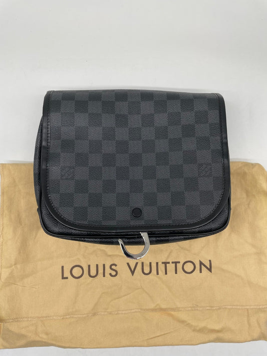 Louis Vuitton Damier Graphite Multi-Purpose Pouch
pristine Condition (never used)
Comes With The Original Dust Bag