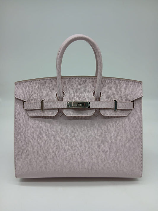 Hermés Birkin 25 Serie Mauve pale Epsom leather Silver Hardware Stamp B
Pristine Condition
Inclusions: box, dustbag, lock n key, receipt (full set)