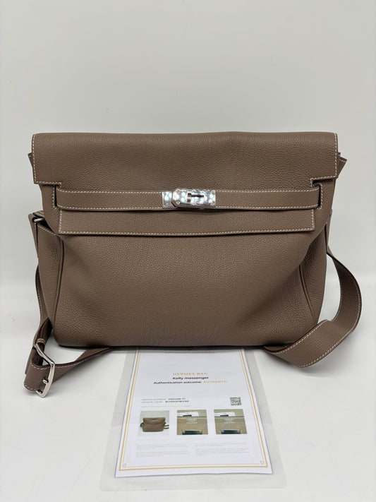 Hermès Kelly Messenger Alezan Evercolor PHW PM
In Excellent Condition
No Inclusions