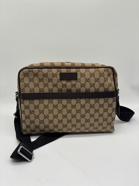 Gucci GG Canvas Messenger bag Classic
In Very Good Condition
Inclusions: Dustbag