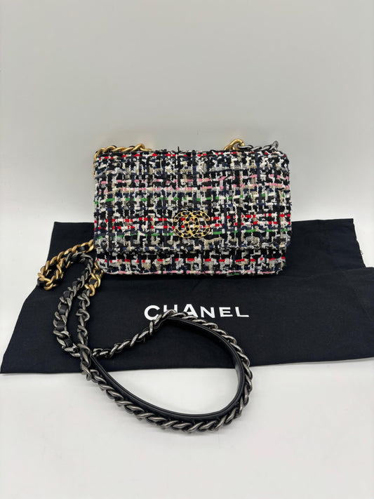 Chanel 19 Tweed Wallet on Chain
In Excellent condition
Inclusions: Dustbag