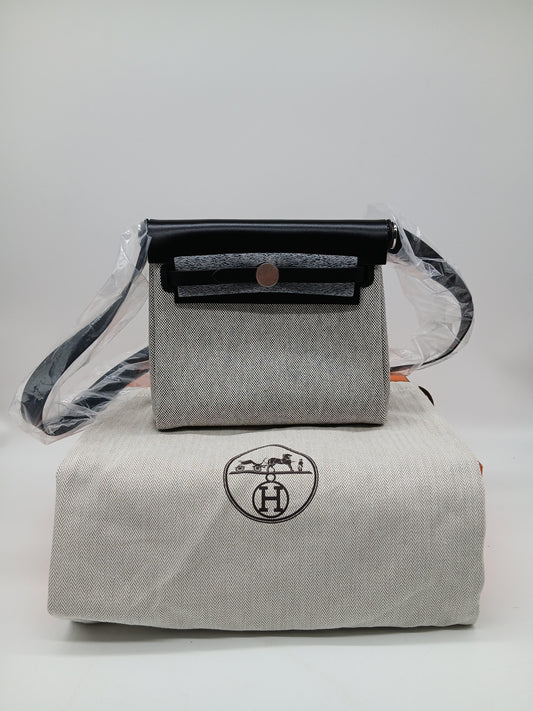 Hermès Herbag Messenger 20 Grey
Stamp K (2025)
Unused
Comes With Box, Dustbag