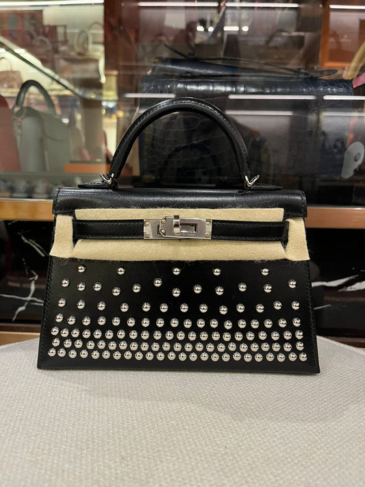 Hermes Mini Kelly II Cloute
Black
PHW
Box Calf
B(2023) 
Brand New