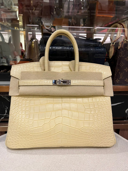 Hermes Birkin 25 
Vanilla
PHW
Alligator Matte
U(2022)
Pre Owned