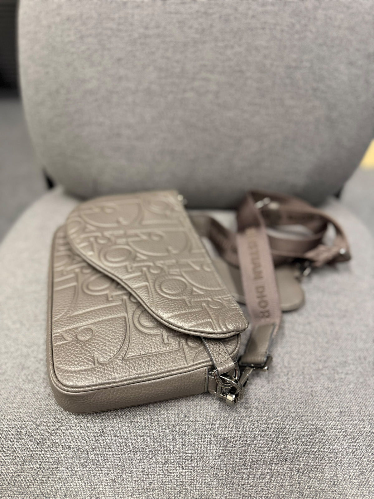 Dior Saddle Triple Pouch
Gray Gravity Leather and Gray Grained Calfskin
Reference: 1ADPO276LLG_H800 New 2026