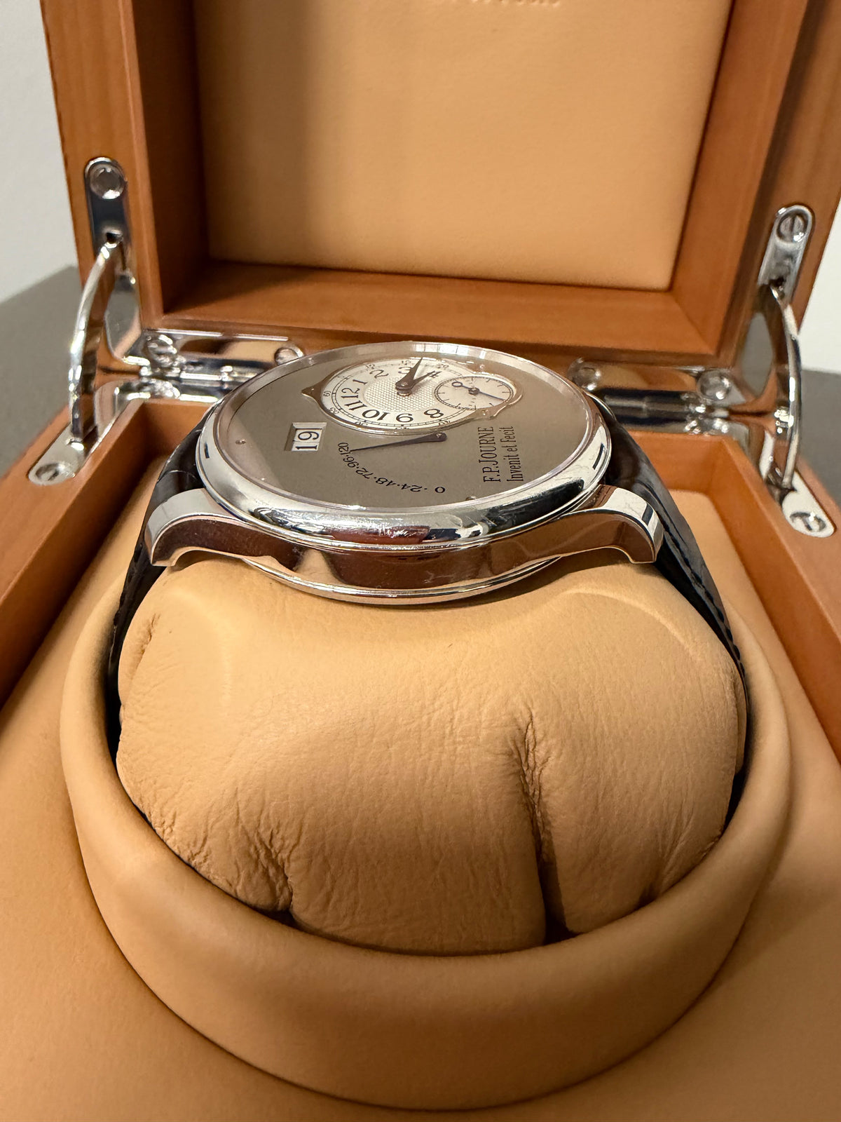 FP Journe Octa De Marche Brass Movement 950PT Platinum Automatic 40mm Men’s 2025 Used Full Set
