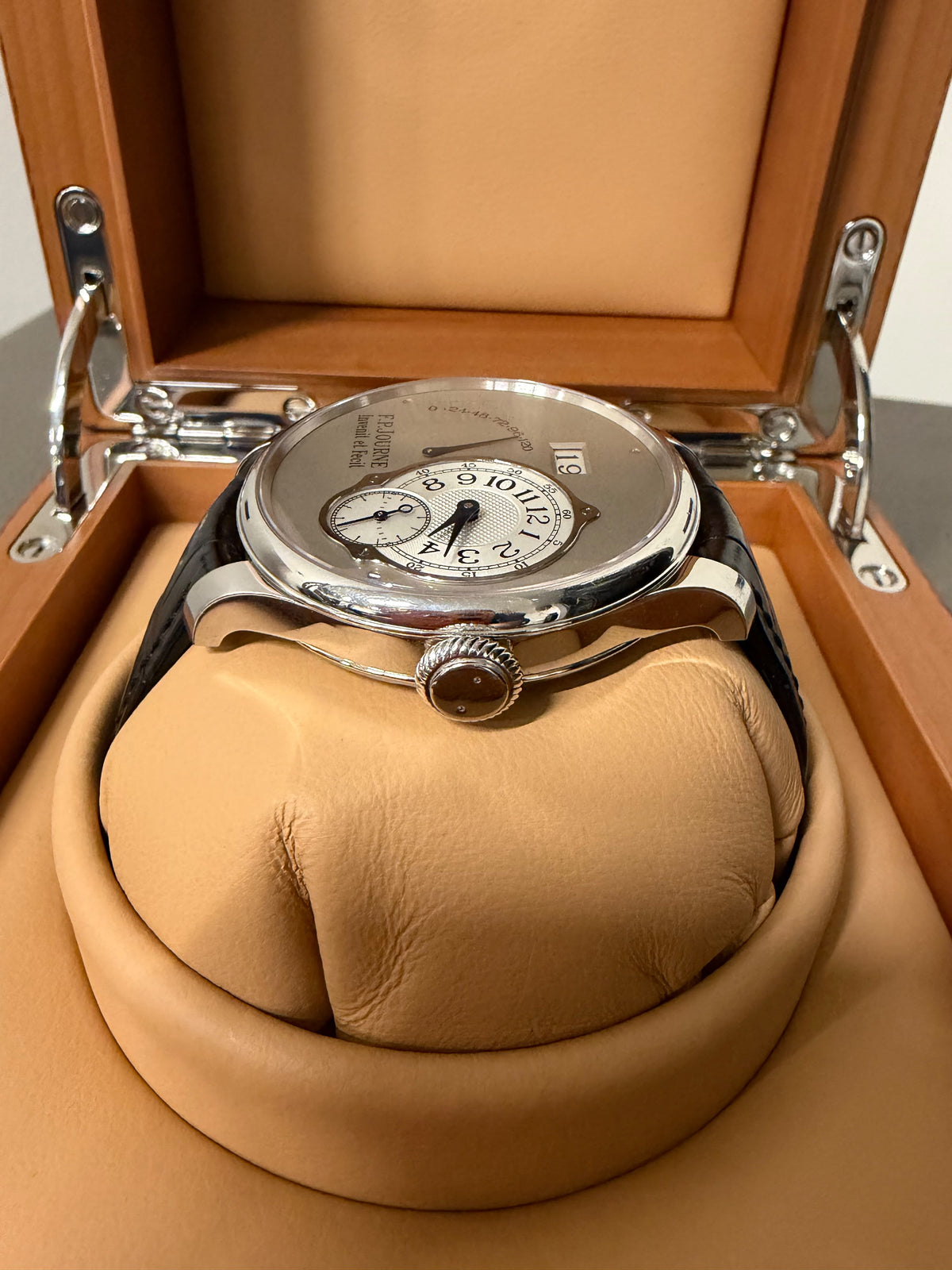 FP Journe Octa De Marche Brass Movement 950PT Platinum Automatic 40mm Men’s 2025 Used Full Set
