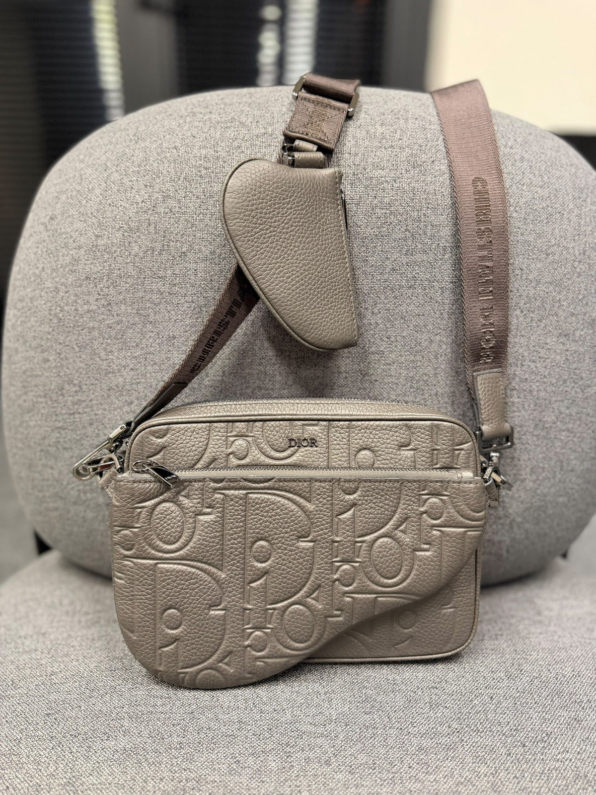 Dior Saddle Triple Pouch
Gray Gravity Leather and Gray Grained Calfskin
Reference: 1ADPO276LLG_H800 New 2026