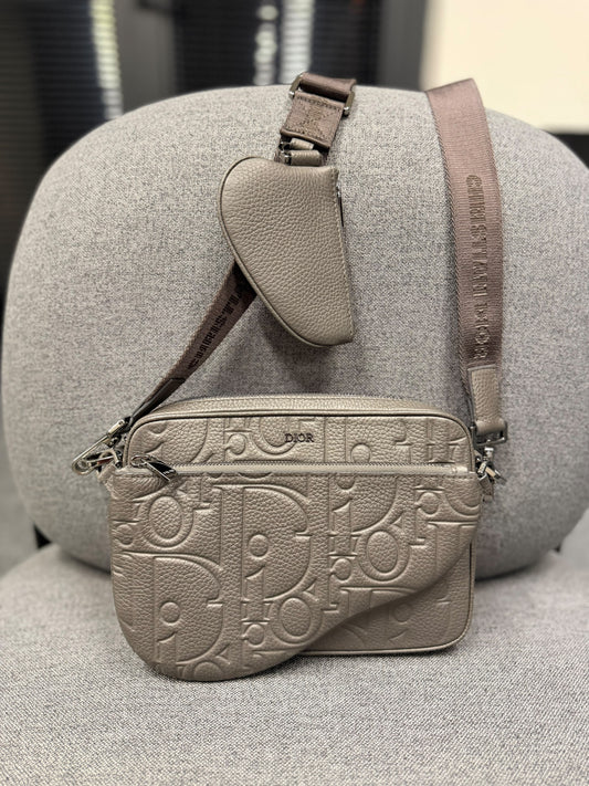 Dior Saddle Triple Pouch
Gray Gravity Leather and Gray Grained Calfskin
Reference: 1ADPO276LLG_H800 New 2026