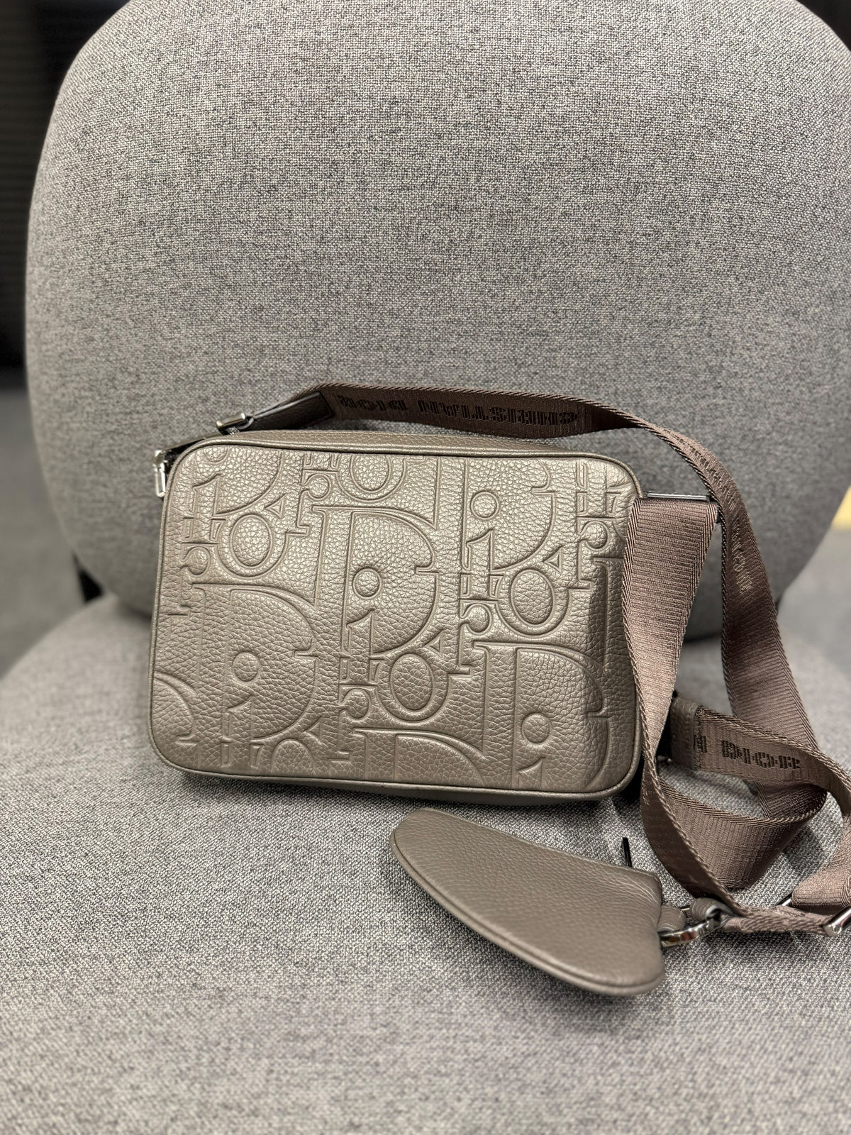 Dior Saddle Triple Pouch
Gray Gravity Leather and Gray Grained Calfskin
Reference: 1ADPO276LLG_H800 New 2026