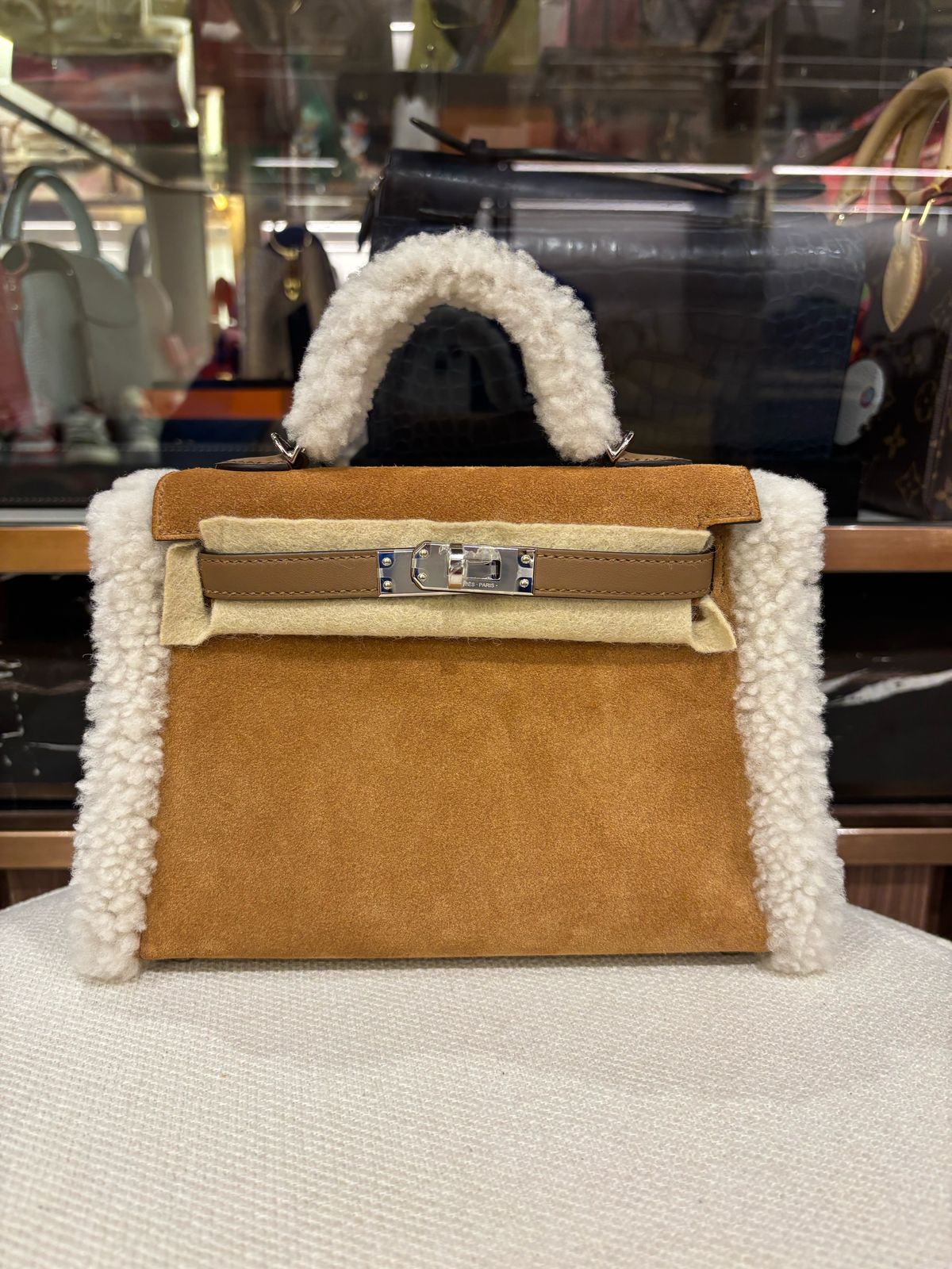 Hermes Mini Kelly Teddy
Alezan / Chamois/ Ecru
PHW
Grizzly Suede / Swift
B (2023)
New