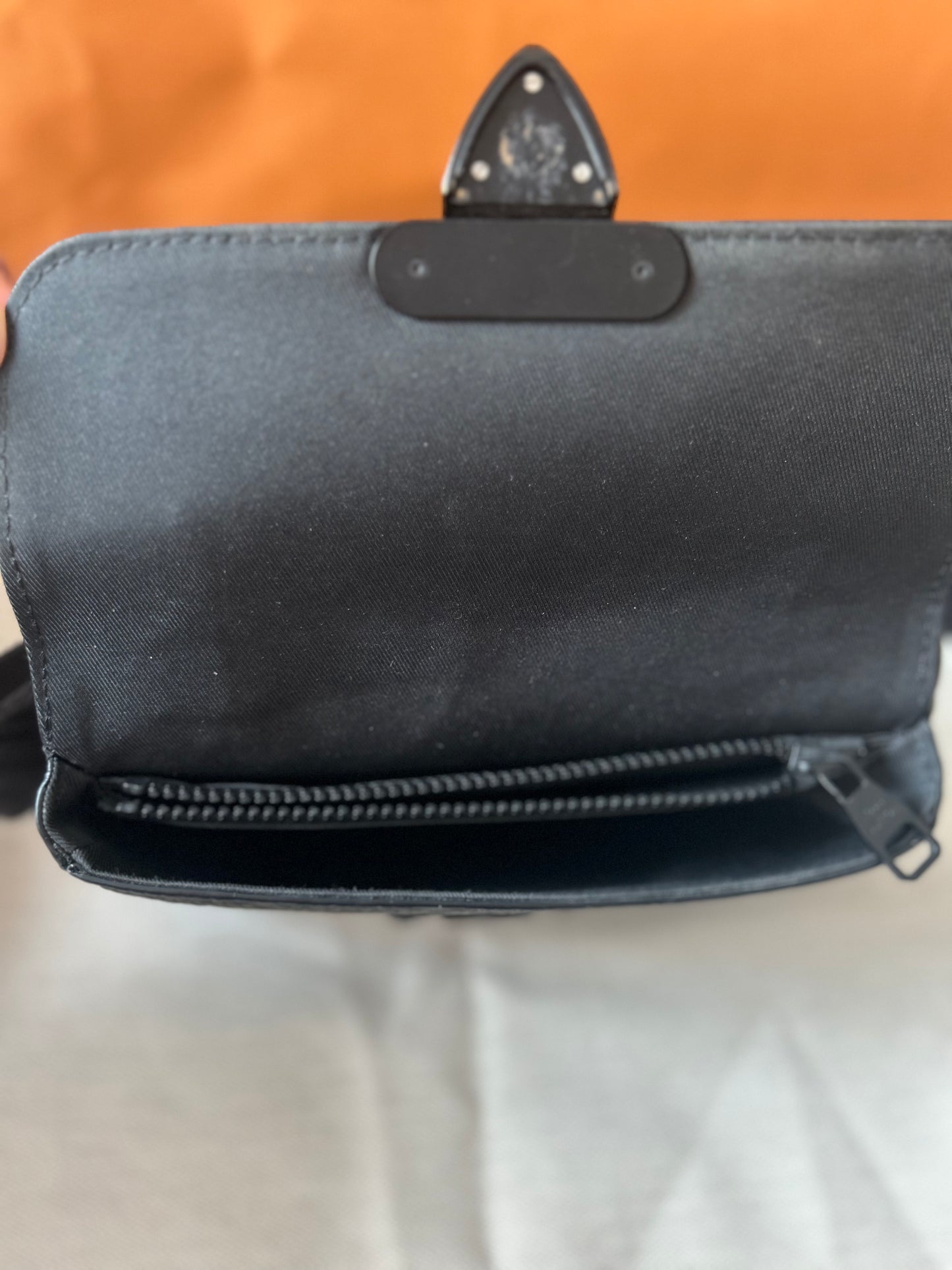 Louis Vuitton M58489
S Lock Messenger Bag Mens Black Used in Good Condition