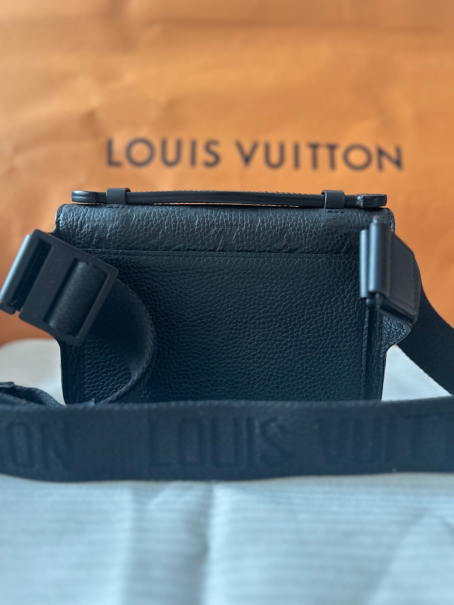 Louis Vuitton M58489
S Lock Messenger Bag Mens Black Used in Good Condition