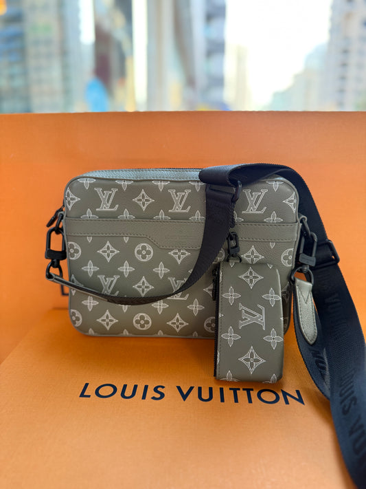 Louis Vuitton Cowhide-Leather Trim M12490 Trio Messenger Like New Men’s
