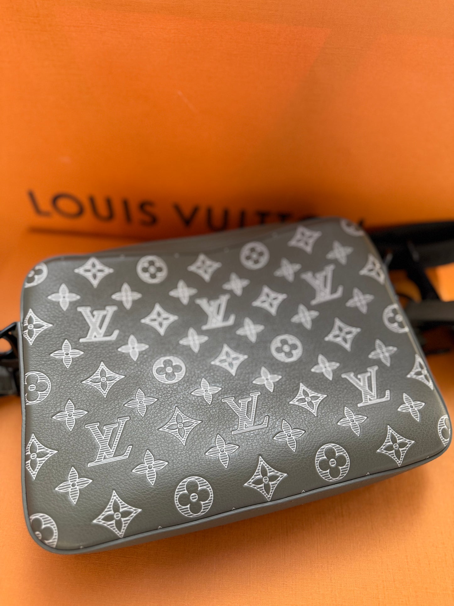 Louis Vuitton Cowhide-Leather Trim M12490 Trio Messenger Like New Men’s