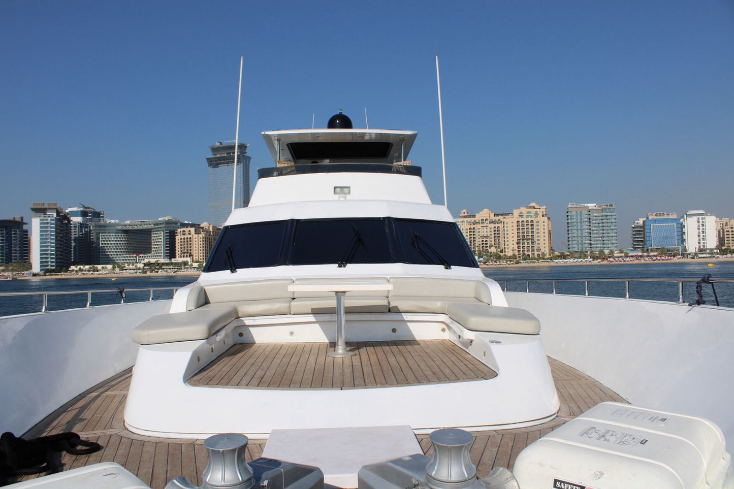 5 Berdroom Yacht For Rent 1 Hour 1000 AED