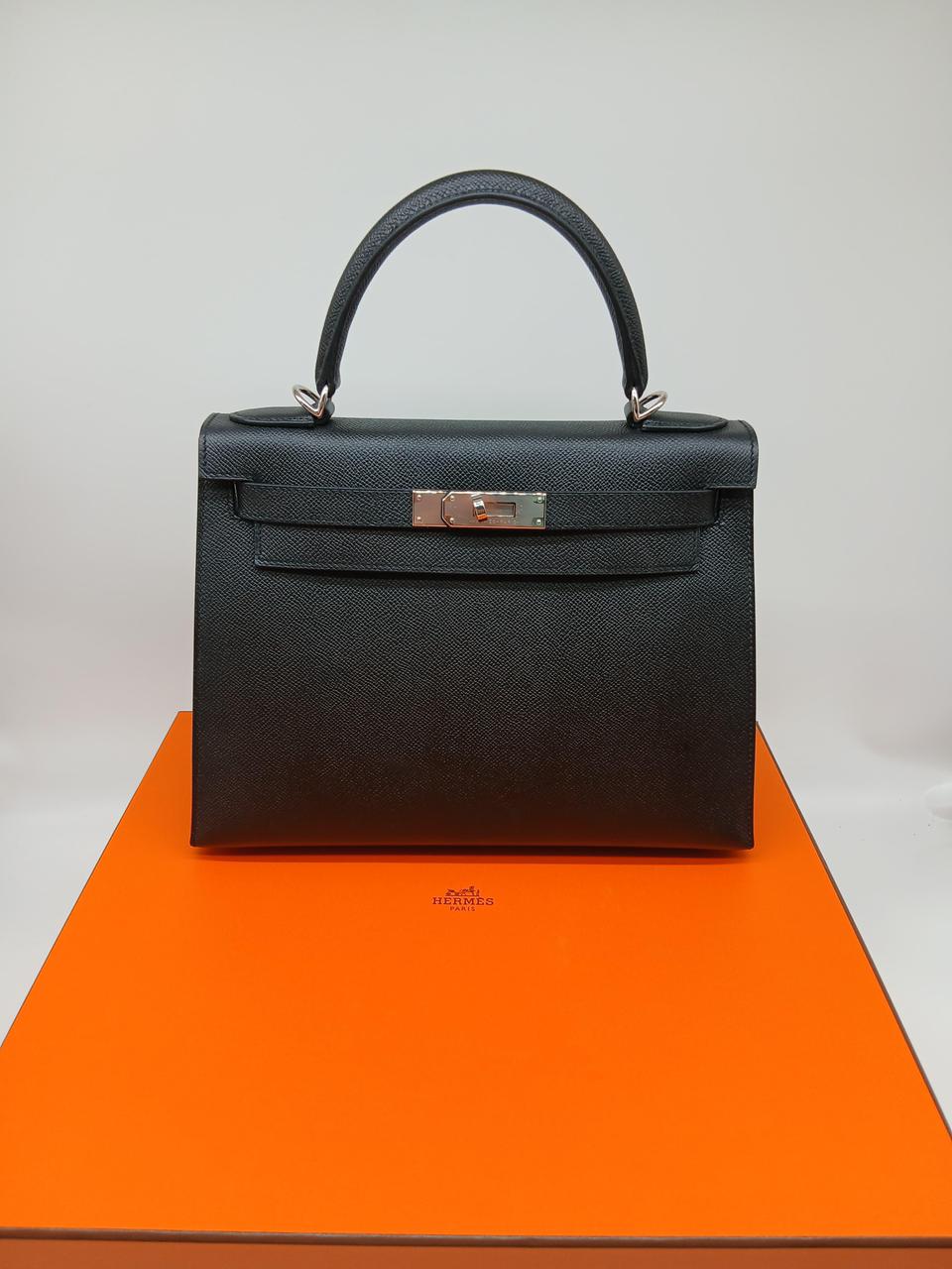 Hermès Kelly 28 in Black Epsom leather Silver HW
Stamp Y (2020)
In Very Good Condition
Inclusions: Box, Dustbag, lock and Key, Store Receipt
(No strap)