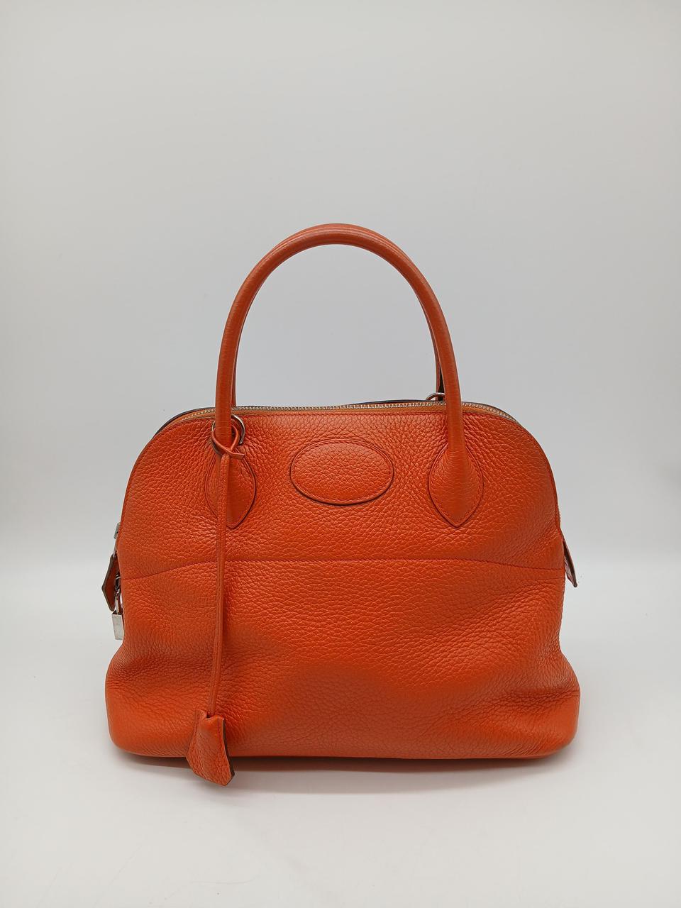 Hermès Bollide 31 Handbag in Potiron Orange Clemence leather
In Very Good Condition
Inclusions: Dustbag, Shoulder Strap, Lock and Key
