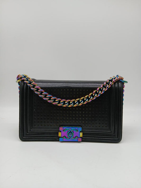 Chanel Led Boy Bag Black Lambskin
In Very Good Condition
Inclusions: Box, Cable (Charger), Dustbag, Entrupy Certificate