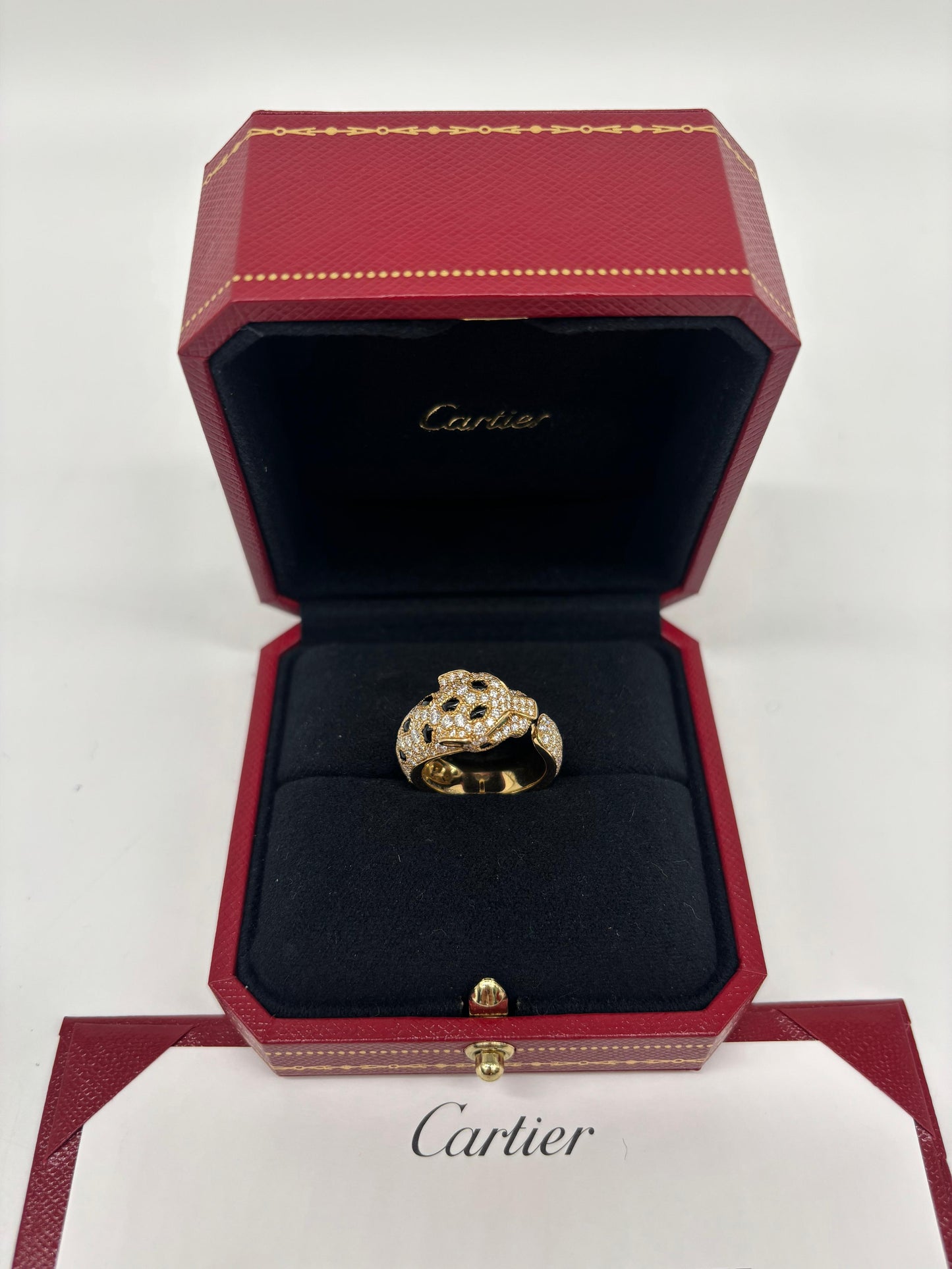 Cartièr Panthère de Cartièr ring, 18K YellowGold with Diamonds, Tsavorite garnets, Onyx
Size: 53

Mint condition

Comes with the box and certificat
