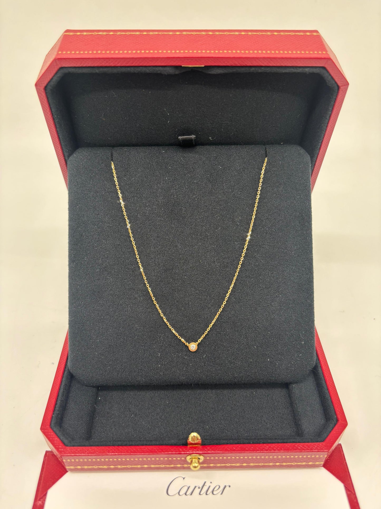 Cartièr D’Amour pendant with 1P diamond 18K YellowGold Size
Size: Small

Excellent condition

Comes with box and certificate