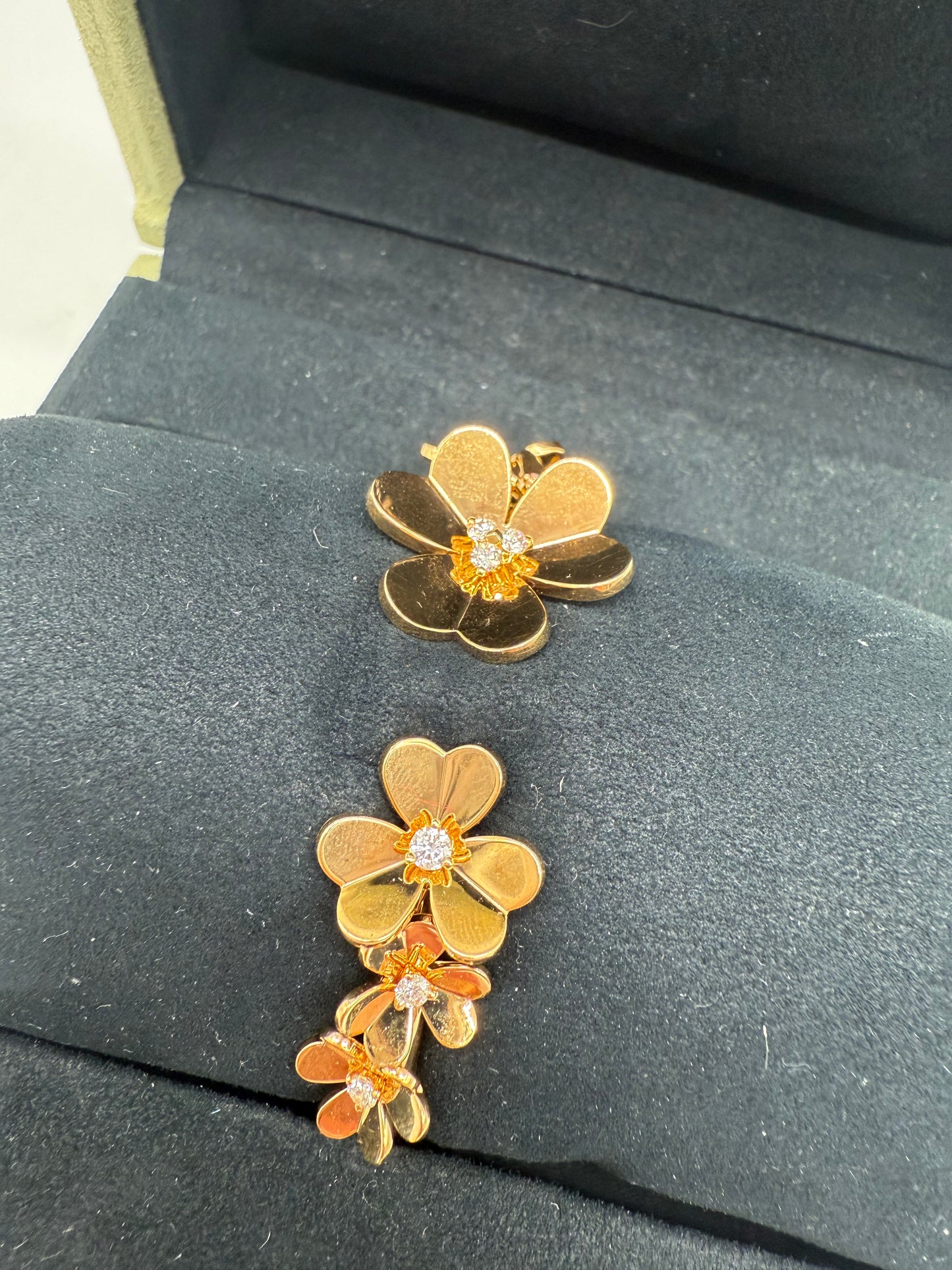 Van Cleef & Arpels Frivole bracelet, 7 flowers, medium model Yellow Gold VCARP6L200