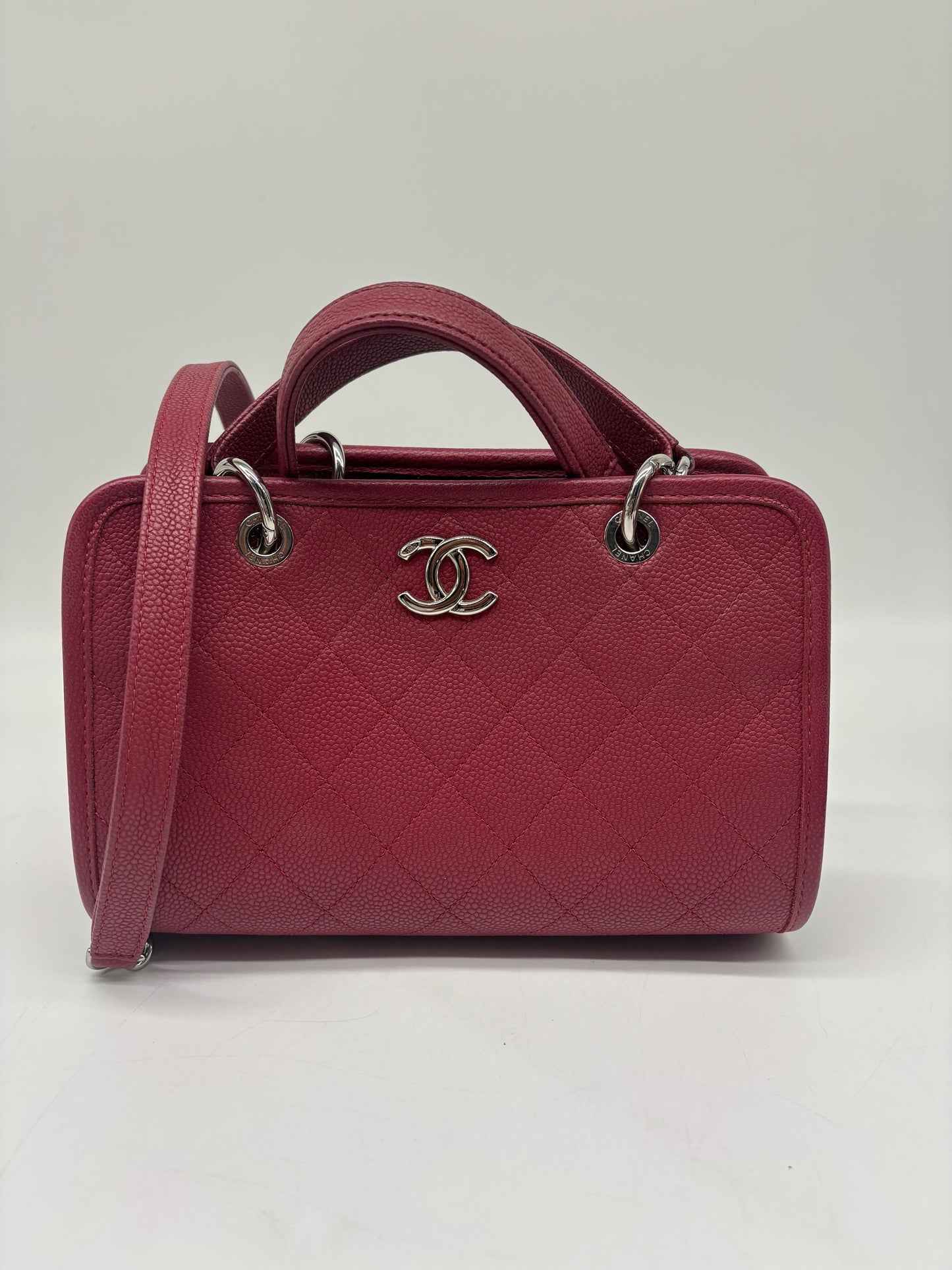 Chanel Red Quilted leather Riviera Zip Shoulder Bag
In Very Good Condition
No Inclusions
