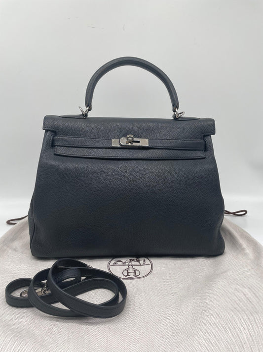 Hermès Kelly 32 Retourne Togo Black PHW APY423
Mint Condition
Comes With Dust Bag
