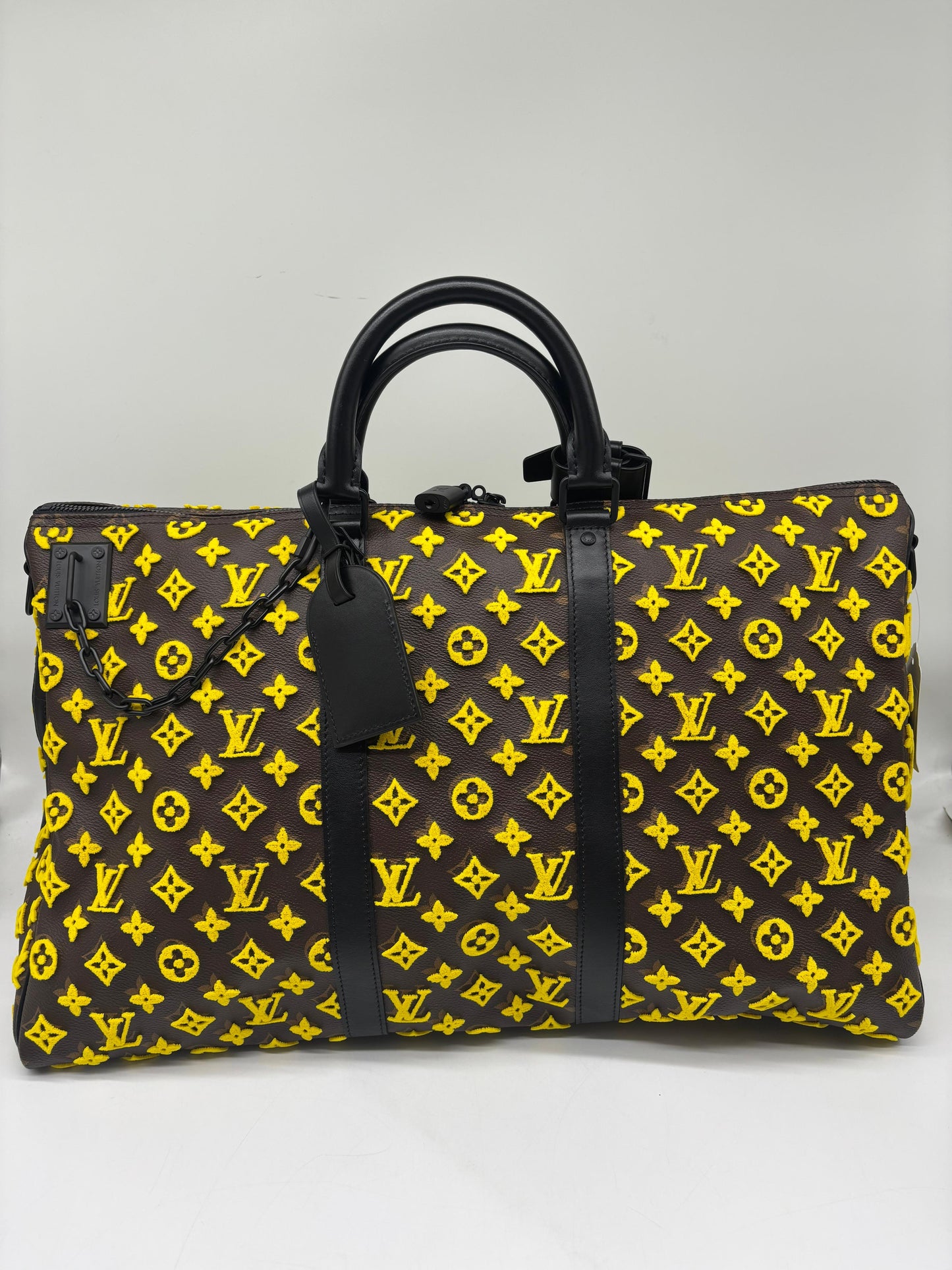Louis Vuitton Keepall 50 Triangle Yellow Noir Monogram Tuffetage Duffel Bag
Unused
Inclusions: Strap, Dustbag