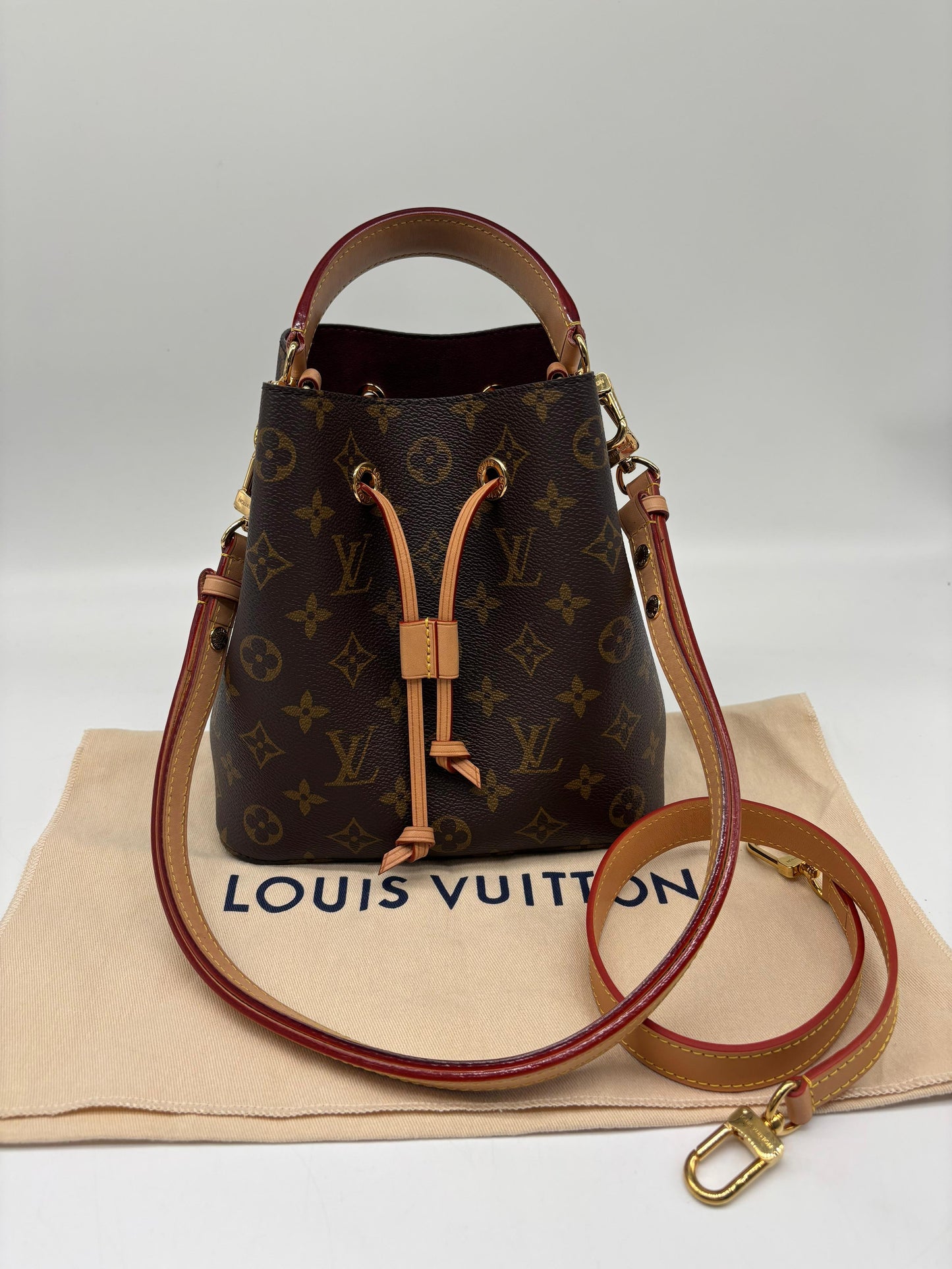 Louis Vuitton Neonoe BB Monogram
Unused
Inclusions: Sling Strap, Dustbag
