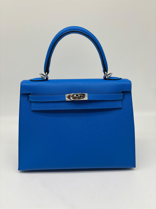Hermès Kelly 25 Epsom leather in Blue Hydra Silver HW
Stamp K
Unused
Comes With Box, Dustbag, Lock and Key, Strap, Legitgrails Certificate