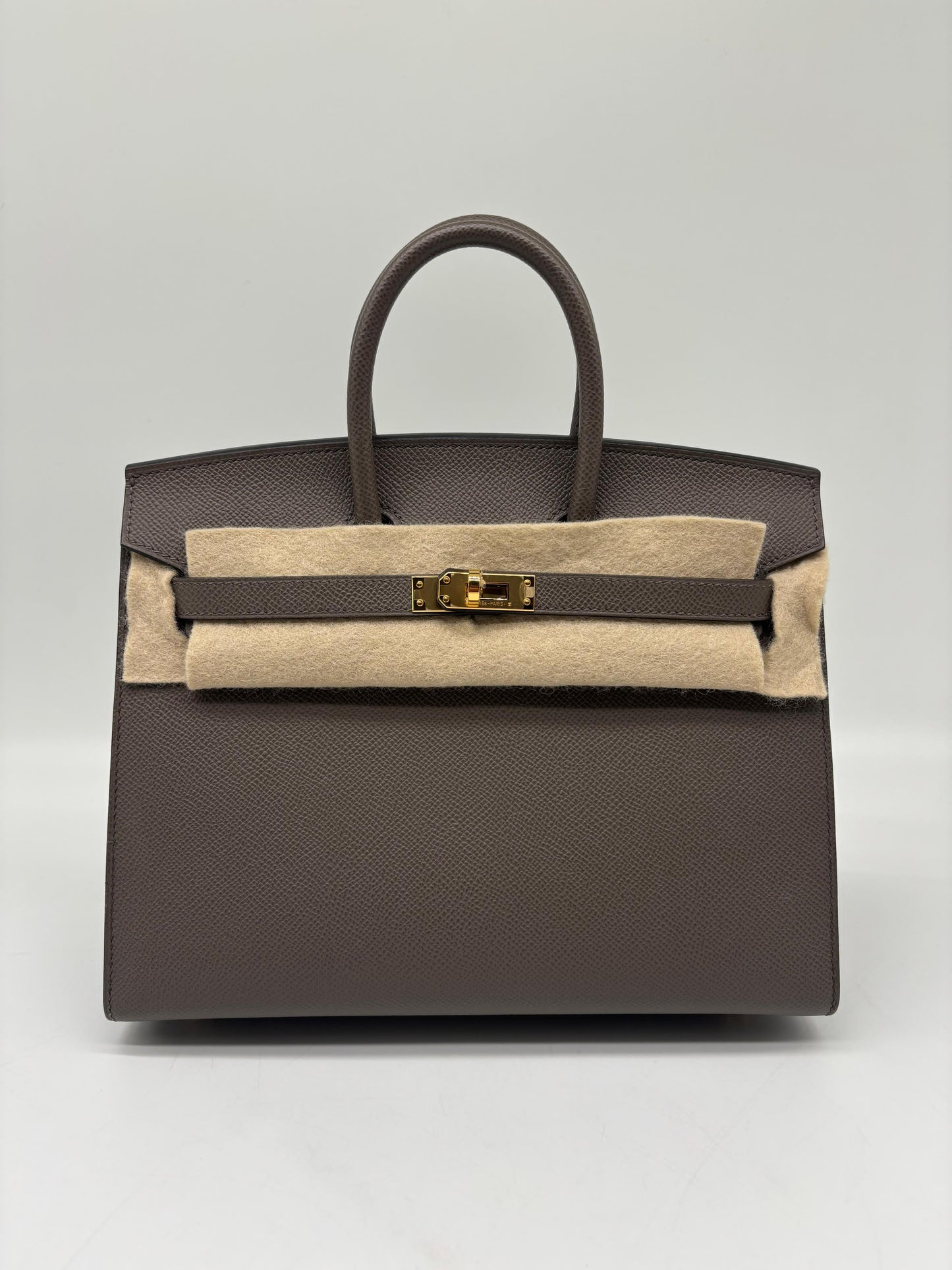 Hermès Birkin 25 Epsom leather Gris Etain with Gold HW
Stamp B
Like New
Comes with Box, Dustbag, Lock and Key, Legitgrails Certificate