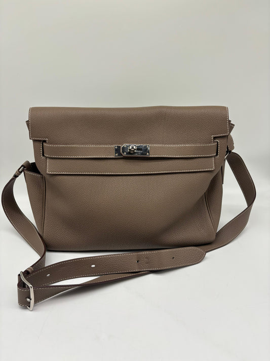 Hermès Kelly Messenger Alezan Evercolor Palladium HW PM
In Very Good Condition
Comes With Legitgrails Certificate