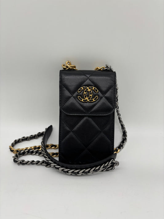 Chanel 19 Phone Holder Black Mixed-Tone Chain Strap
(Can Fit Iphone ProMax)
In Excellent Condition 
Inclusions: Dustbag