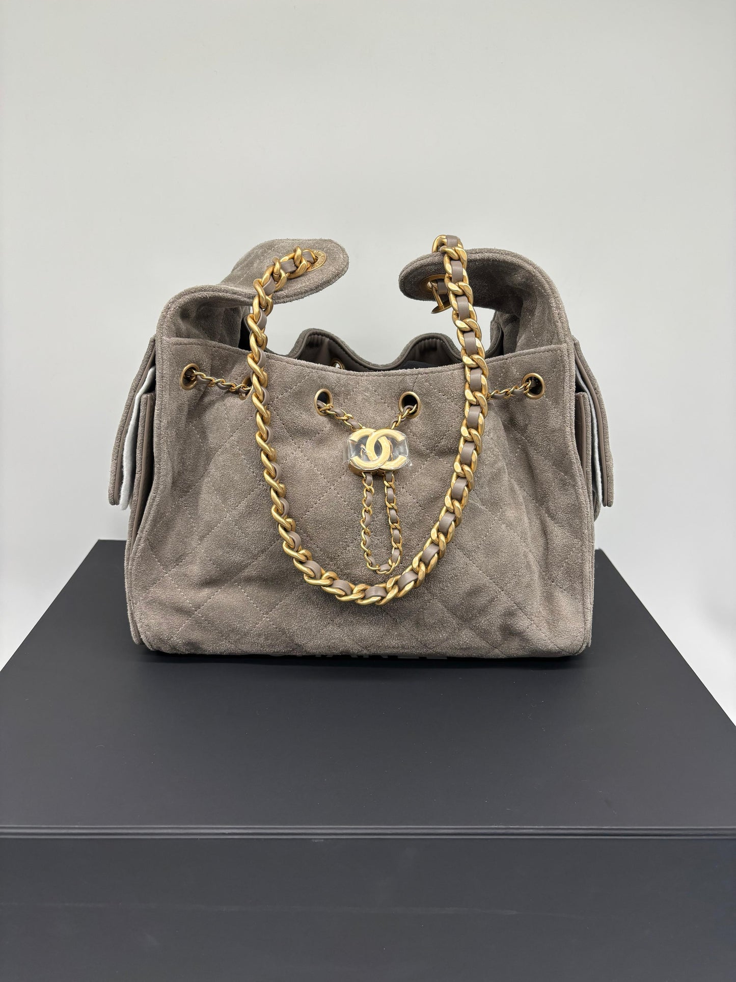 Chanel25 Small Suede Calfskin Dark Grey Fall Winter Collection
Like New
Full Set With Store Receipt