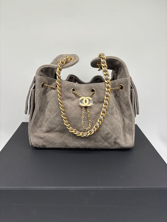 Chanel25 Small Suede Calfskin Dark Grey Fall Winter Collection
Like New
Full Set With Store Receipt