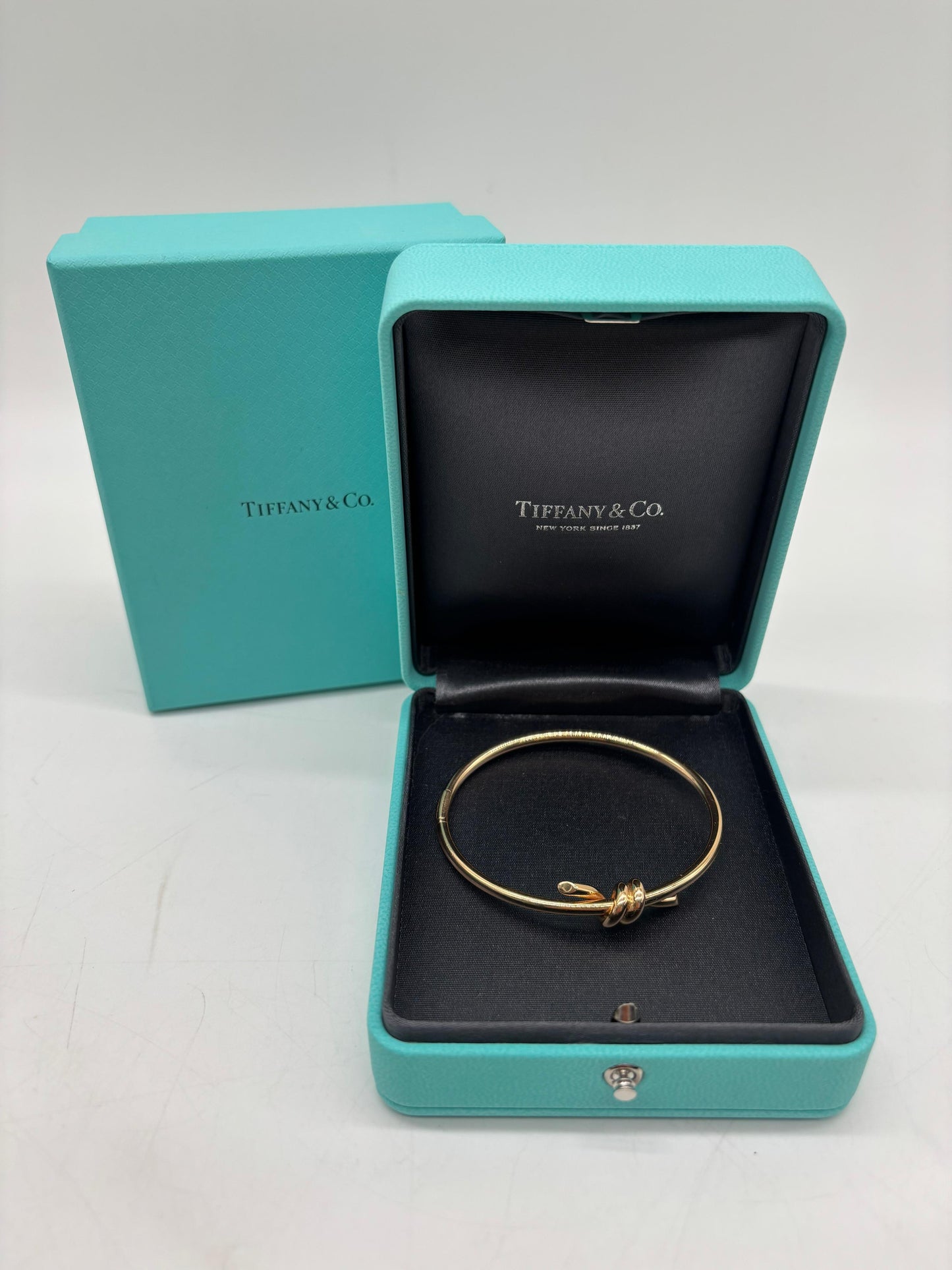 Tiffany & Co Knot Wire Bangle In Yellow Gold 
Inclusions: Box, Legitgrails Certificate