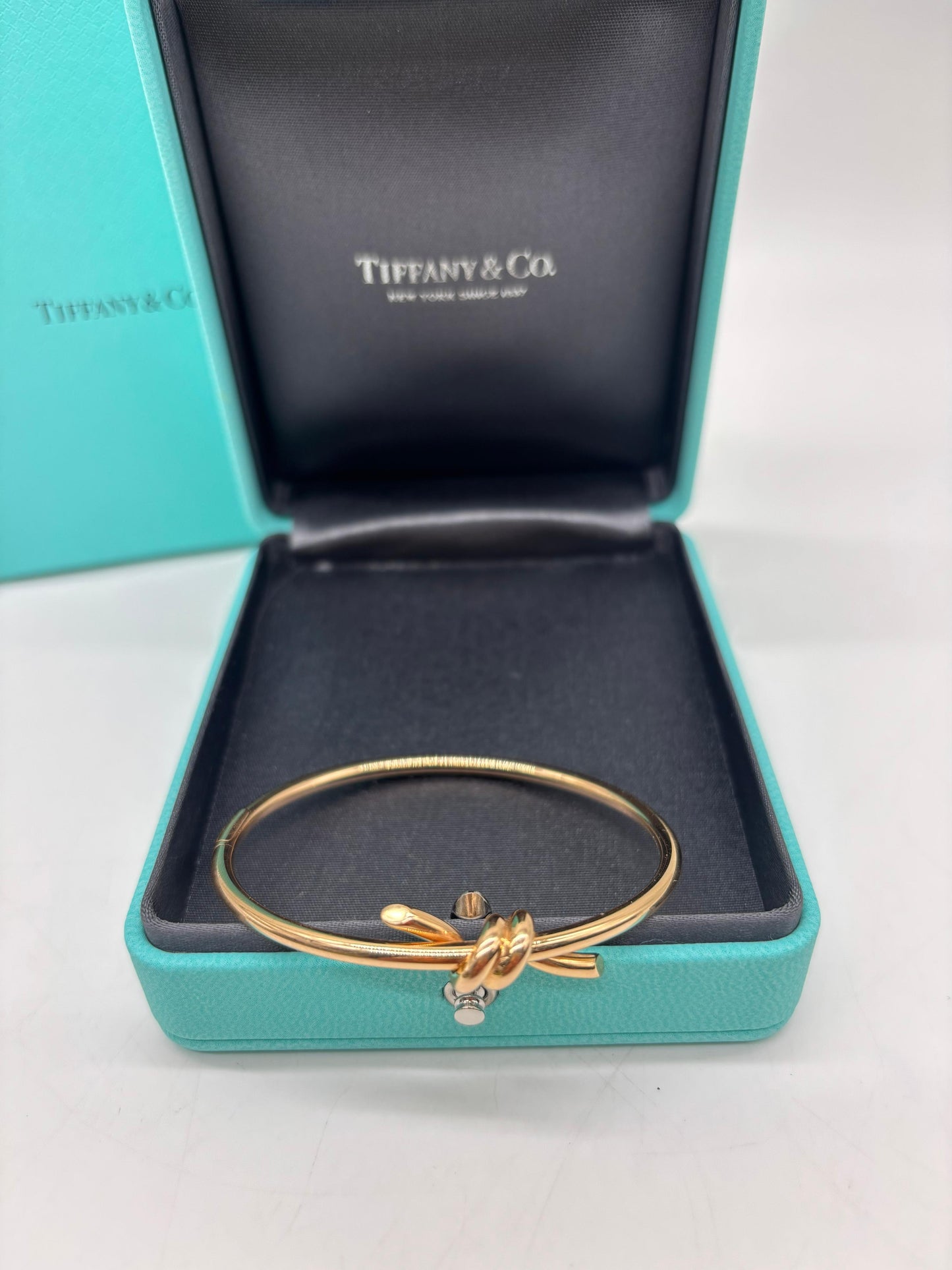 Tiffany & Co Knot Wire Bangle In Yellow Gold 
Inclusions: Box, Legitgrails Certificate