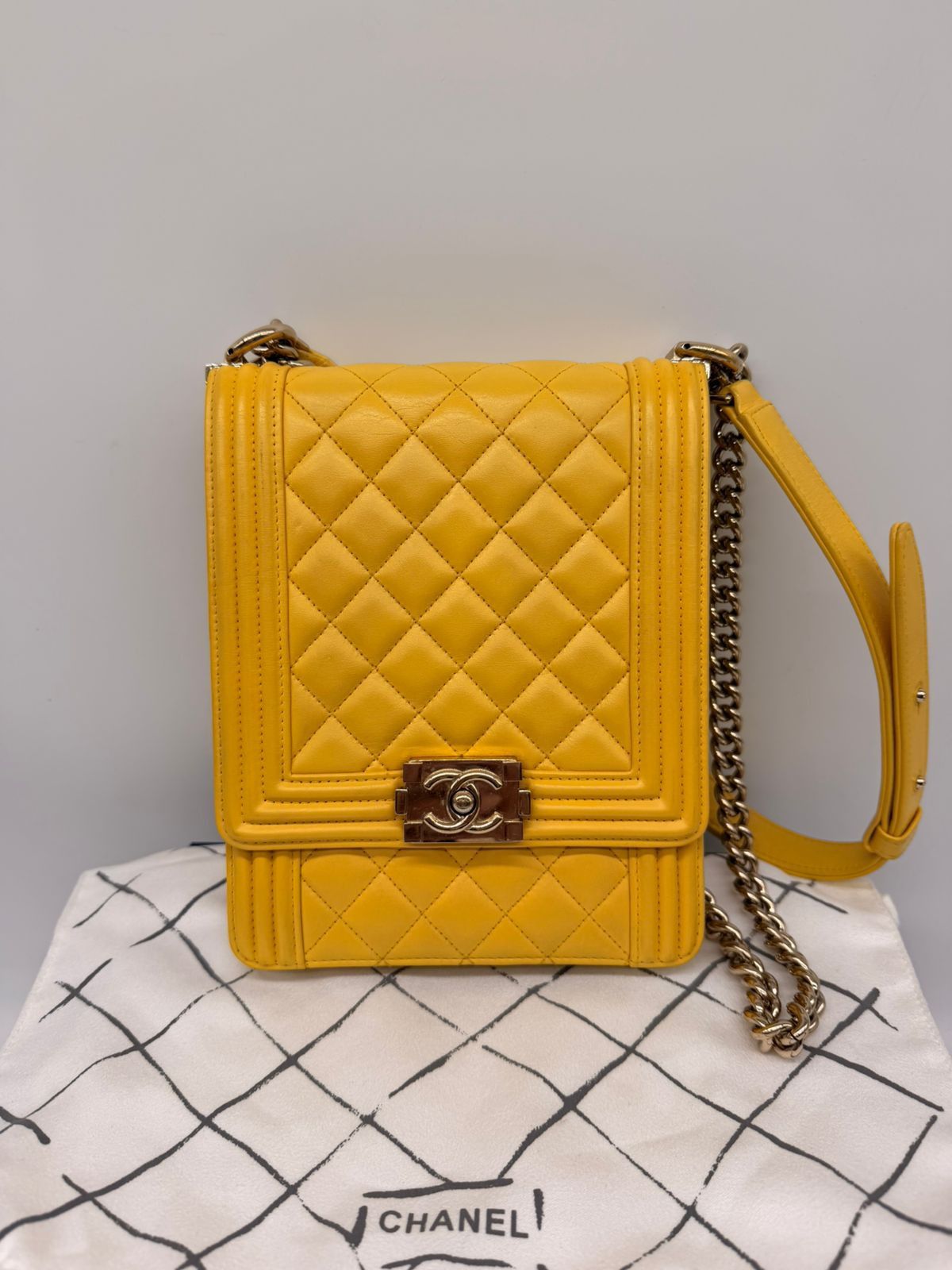 Chanel Boy Flap Yellow Lambskin Shoulder Bag
very Good Condition
Comes With Box And Dust Bag