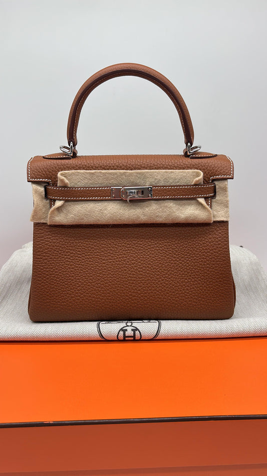 Hermes Sac Kelly Retourne 25 Veau Togo 37 Gold PHW K(2025)
like New
Full Set (Including Store Receipt)