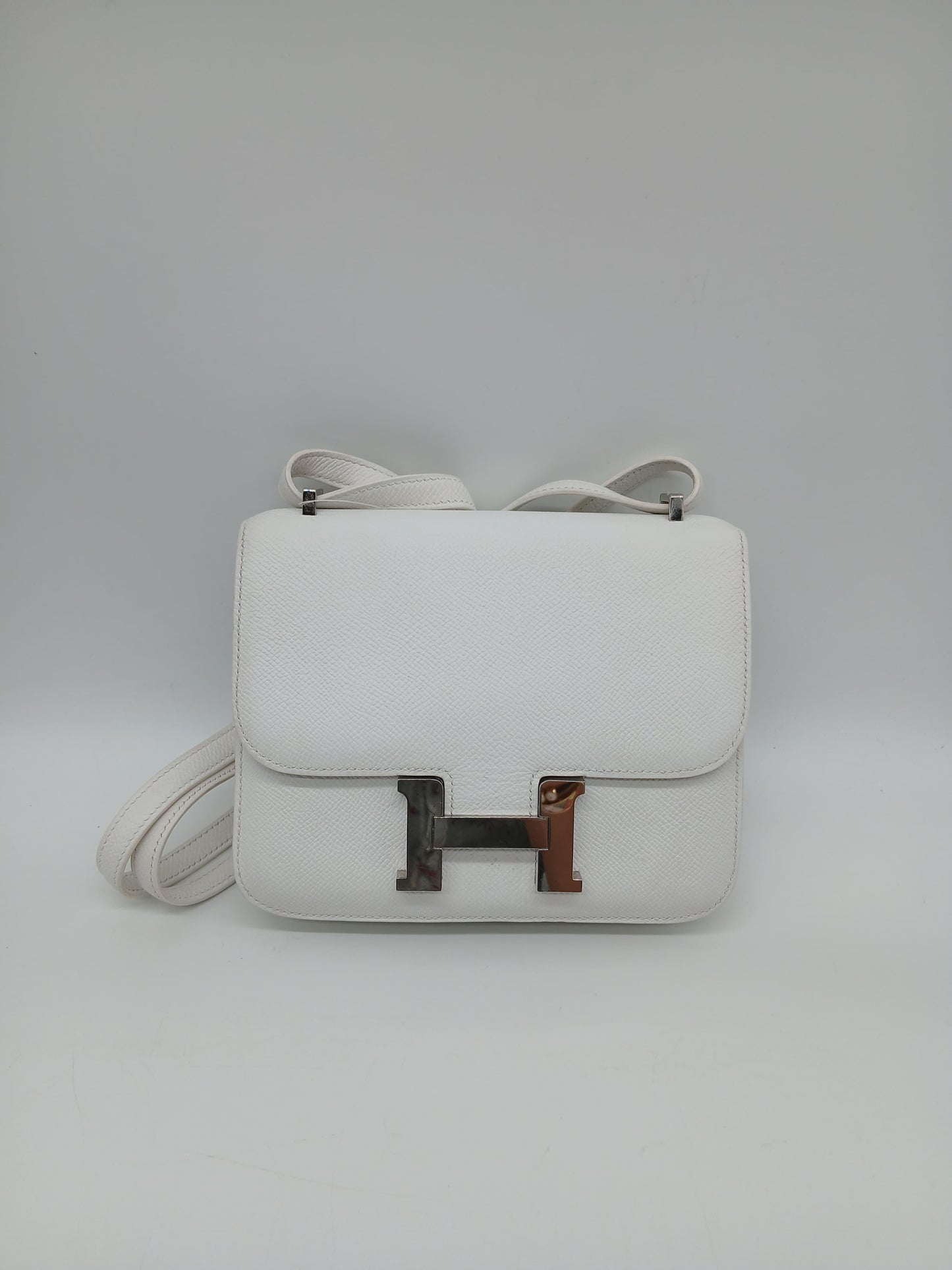 Hermès Constance 18 Epsom Silver HW
2014
In Very Good Condition 
Inclusions: Legitgrails Certificate