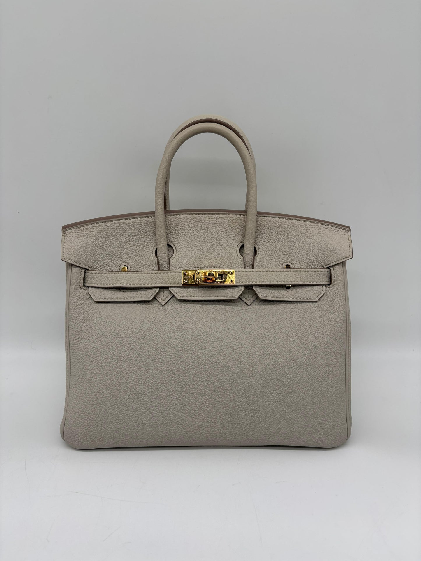 Hermès Birkin 25 in Beton Togo leather with Gold HW
Stamp Z (2021)
In Pristine Condition
Comes In Full Set With Store Receipt