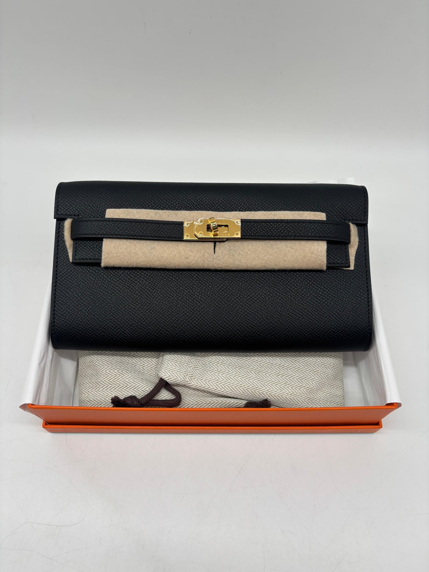 Hermès Kelly Classique To Go Wallet in Black Epsom leather
Stamp G 2026
In Pristine Condition
Comes In Full Set With Store Receipt