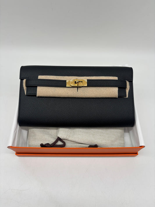 Hermès Kelly Classique To Go Wallet in Black Epsom leather
Stamp G 2026
In Pristine Condition
Comes In Full Set With Store Receipt