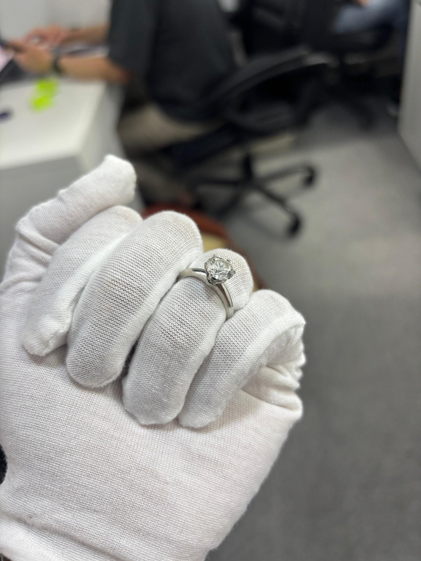 Tiffany & Co Pt950 Diamong Ring 1.72ct H VS1 3EX 5.40g
Size 5 (US)
Comes With: Box, Certificate and Store Receipt