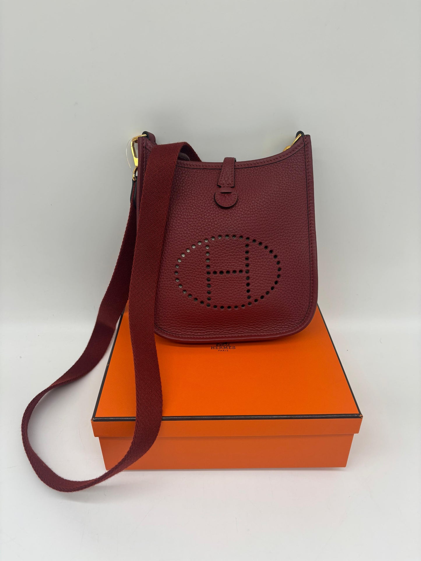 Hermès Mini Evelyne TPM Amzone Rose Taurillon Clemence leather
In Excellent Condition
Inclusions: Box, Dustbag