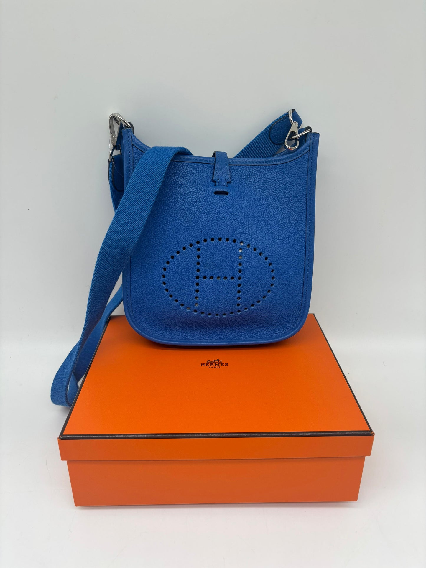 Hermès Mini Evelyne TPM Blue Hydra Clemence leather
In Excellent Condition
Inclusions: Box, Dustbag