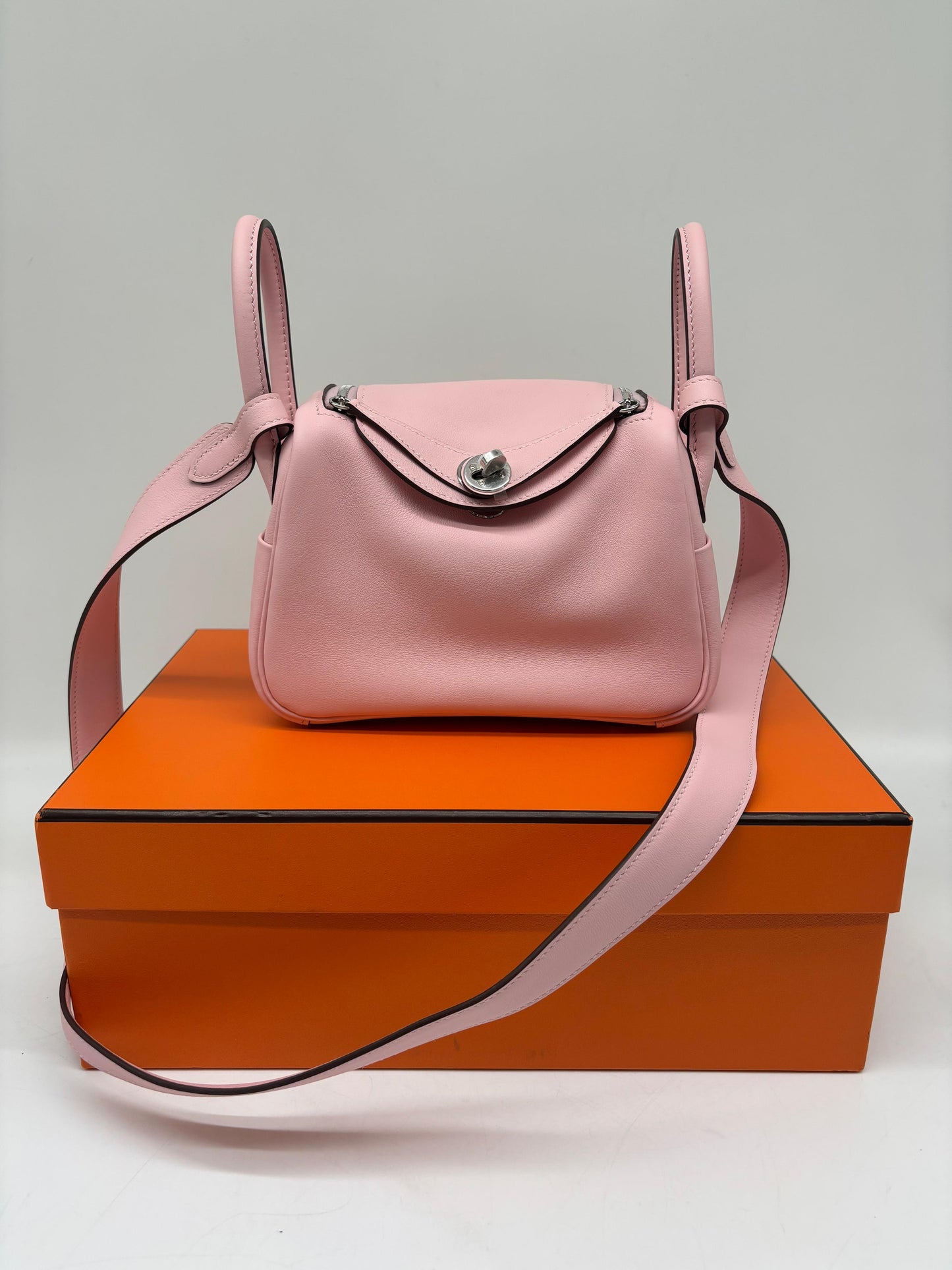 Hermès Mini Lindy Rose Sakura Swift leather Silver HW
Stamp K (2025)
Like New Condition
Inclusions: Box, Dustbag